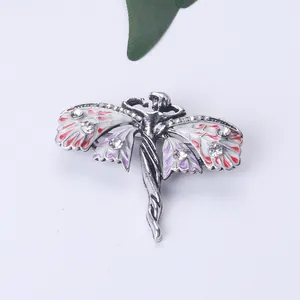 Detail van een vintage emaille vlinderbroche versierd met fonkelende witte stras