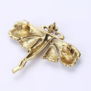 Achterkant van vintage engelbroche met speldsluiting en gouden afwerking.