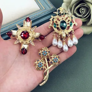 Close-up van vintage barokstijl broches met gekleurde stenen en parels