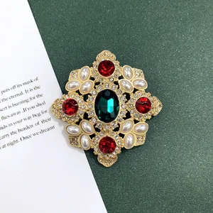 Vintage Barokke broche met smaragdgroene edelsteen en rode kristallen in goud