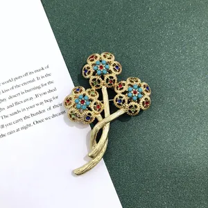 Vintage barokke bloemblooch met matgouden afwerking en kleurrijke strass-details