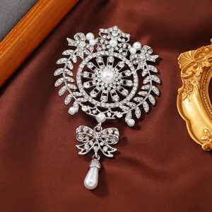 Spilla vintage barocca con fiocco, strass e ciondolo di perla