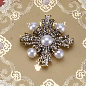 Detail van de barokke vintage kruisbroche met parels en fonkelende strass-steentjes