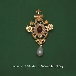 Broche baroque vintage dorée avec pierre rouge et détail perle goutte de 7,3 cm