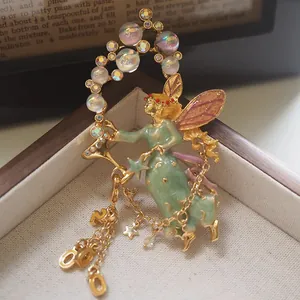 Gros plan d'une broche fée médiévale vintage avec perles irisées et détails dorés