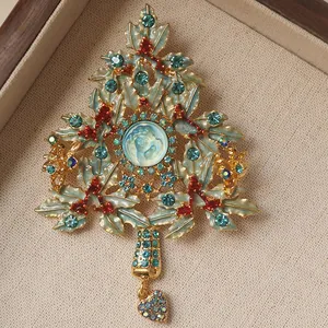 Détail macro de broche vintage dorée avec émail bleu et camée sculpté