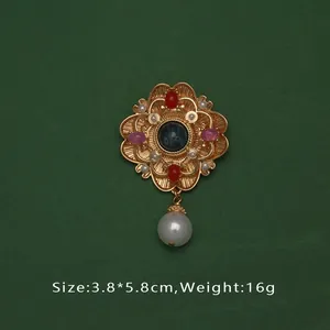 Vue détaillée d'une broche perle baroque avec informations de taille et de poids.