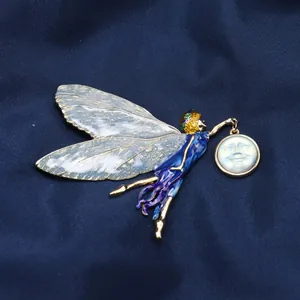Exquise broche de style médiéval vintage avec fée et pendentif en forme de visage de lune.