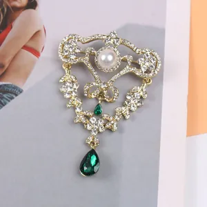 Broche vintage de style palais ornée de cristaux verts et de perles élégantes