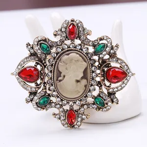 Detalle de un broche de camafeo de estilo corte vintage con diamantes de imitación