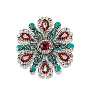 Broche baroque de luxe vintage avec strass rouges et verts sur monture dorée antique