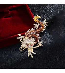 Detaillierte chinesische Drachenbrosche mit funkelnden Kristallen und Emaille-Finish