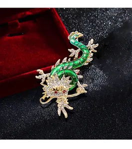 Makroansicht einer chinesischen Drachenbrosche mit grünem Emaille und funkelnden Kristallen