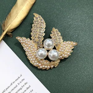 Gedetailleerde macro-opname van een gouden barokke broche met parels en kristallen