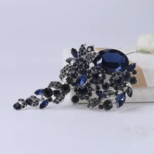 Detailopname van een elegante vintage broche met marineblauwe en rookgrijze strasstenen