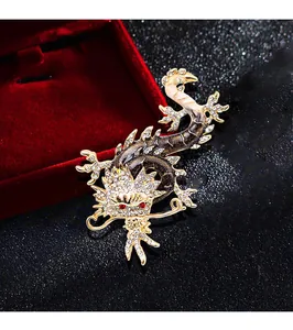 Detaillierte Nahaufnahme einer eleganten goldfarbenen chinesischen Drachenbrosche