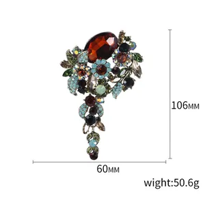 Elegante vintage broche met meerkleurige strassteentjes, rode steen en hanger