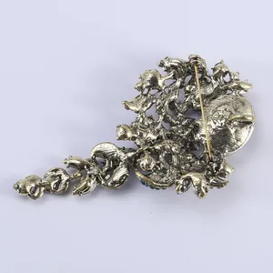 Achterkant van een vintage bronzen broche met details van de veiligheidsspeldsluiting