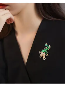 Chinesischer Drache-Brosche in Grün mit Kristallen an schwarzem Blazer