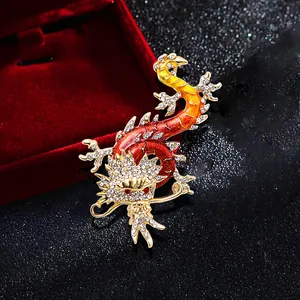Elegante Brosche in Form eines chinesischen Drachens mit Goldfinish und Kristallen
