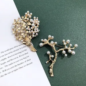 Detailopname van vintage barokke gouden broches met parels in bloem- en takontwerpen