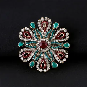 Broche vintage de style baroque avec cristaux rouges et verts pour tenues de fête