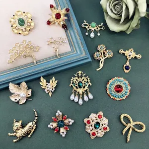 Vintage Barok Paleisstijl Kroon Brosche Voor Vrouwen Legering Strass Kunstparel Ingelegde Broches Pin Sieraden Accessoire