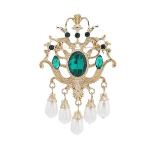 Prachtige vintage barokke gouden broche met groene edelsteen en witte parelhangers