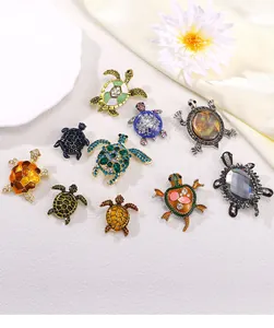 Collection de broches de tortue en émail vintage et cristal aux styles variés