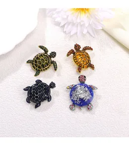 Vue détaillée de broches créatives en cristal de tortue vintage avec détails en émail.