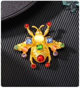 Primo piano di una spilla a ape in oro vintage con strass colorati