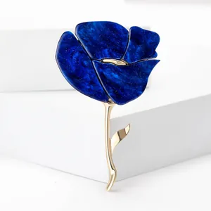 Vue détaillée d'une grande broche fleur bleue avec tige et pétales en alliage doré.