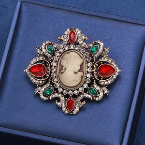 Primer plano de broche de camafeo vintage con exquisitos detalles de diamantes de imitación.