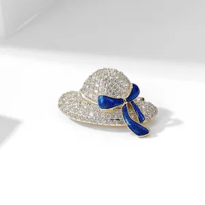 Detailaufnahme der glitzernden Kristall-Hutbrosche mit eleganter blauer Schleife