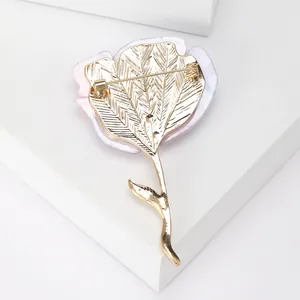 Vue détaillée de l'arrière d'une grande broche fleur en alliage avec finition dorée.