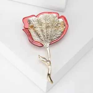 Vue arrière détaillée d'une grande broche fleur en alliage avec pétales rouges