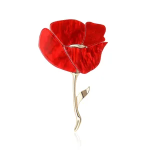 Broche coquelicot rouge élégante avec tige dorée et pétales à texture marbrée.