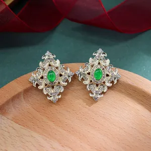 Detailweergave van elegante barokke vintage oorbellen met groene stenen en fonkelende strass