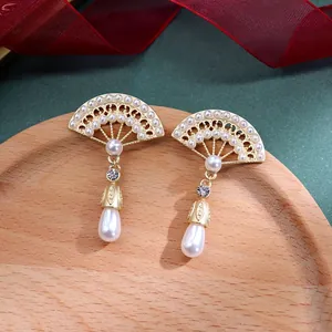 Gedetailleerde weergave van barokke vintage waaiervormige oorbellen met parels en strass