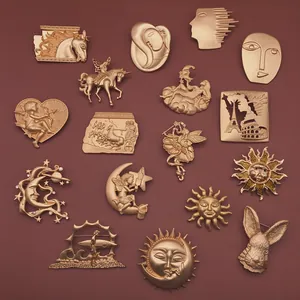Exquisite Sammlung von goldenen Relief-Broschen im Vintage-Barock-Stil auf braunem Grund