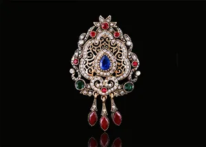 Vue détaillée d'une broche baroque ornée de cristaux colorés et de motifs filigranes
