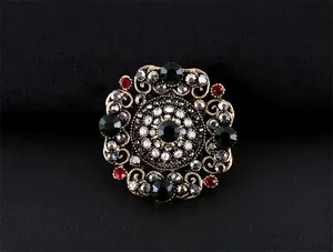Vue détaillée en gros plan d'une broche baroque ornée de cristaux multicolores