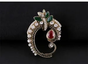 Détail d'une broche en cristal vintage baroque ornée d'une pierre en forme de goutte