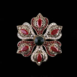 Broche en cristal de style baroque vintage avec pierres rouges et vertes sur métal doré
