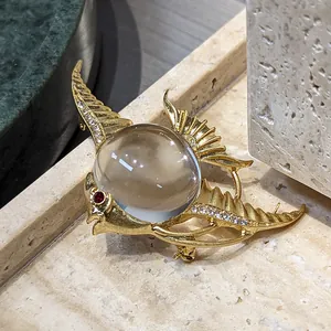 Detaillierte Nahaufnahme einer Vintage-Brosche mit einer großen Kristallkugel