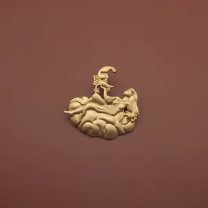 Dettaglio di spilla vintage oro opaco con dea barocca e falce di luna crescente di