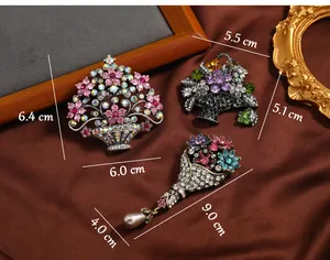 Dimensiones detalladas de estos broches vintage de cristal con cesta de flores y ramo