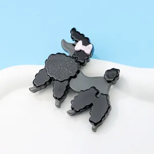 Gros plan d'une broche caniche élégante en acétate acrylique noir et gris raffiné