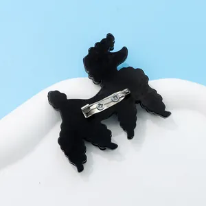 Vue arrière de la broche caniche en acrylique noir avec épingle de sûreté