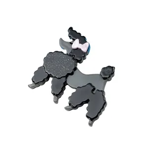 Élégante broche caniche noire en acrylique avec nœud rose et accents pailletés